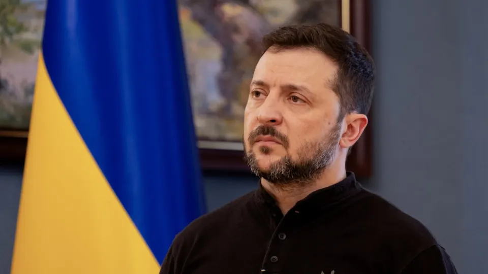 Президент Украины объявил о «режиме тишины» с 00:00 в ночь с 5 на 6 мая и готов остановить боевые действия при условии их соблюдения. Он призвал Кремль предпринять реальные действия по завершению агрессии, тогда как российское военное ведомство ранее объявило одностороннее прекращение огня на 8–9 мая и пригрозило ударами по Киеву в случае срыва.