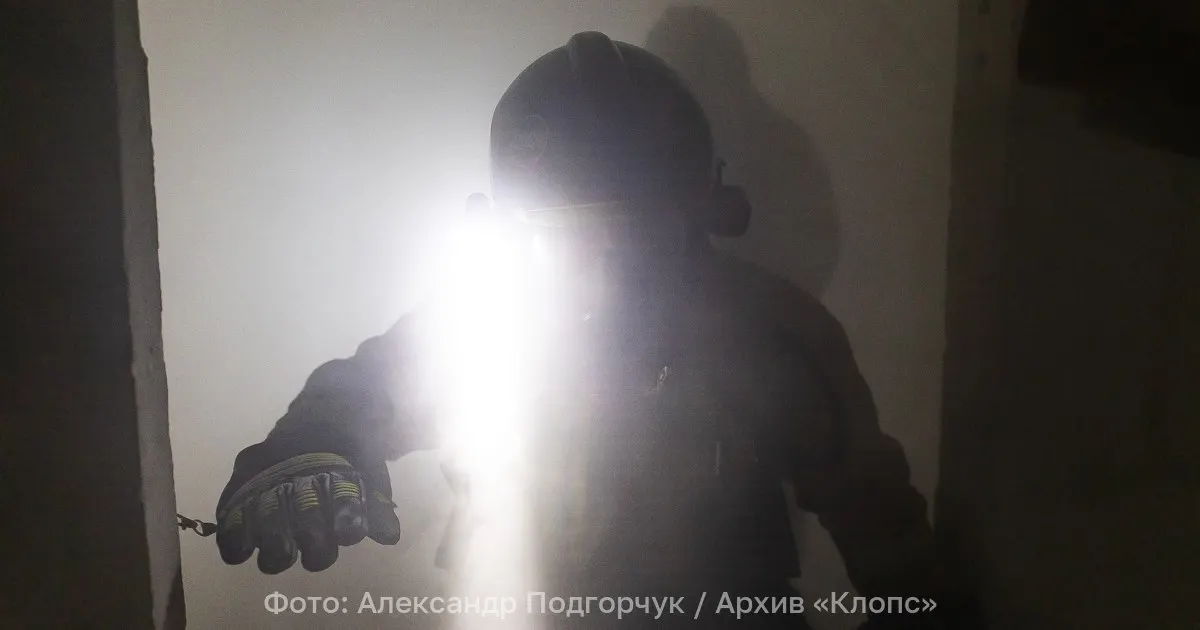 В трёхкомнатной квартире на ул. Нарвской загорелась комната около 20 кв. м. К тушению привлекли 17 человек и 4 спецмашины; один человек пострадал, ещё одного удалось спасти.