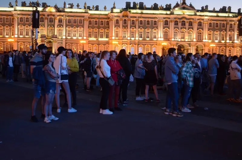 Ночь с 27 на 28 июня в Санкт-Петербурге пройдёт «Алые паруса» для около 66 тысяч выпускников; одновременно государство расширяет поддержку вузов и программ, а в Смоленске пройдут молодежные мероприятия.