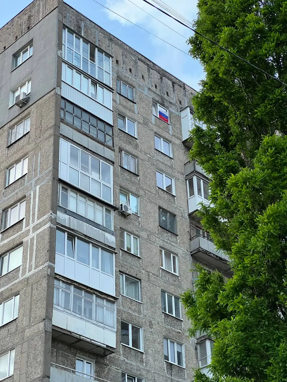 По решению городской комиссии и распоряжению мэрии вчера вечером полностью обесточили дом №68 на Московском проспекте; часть жильцов отказываются съезжать.