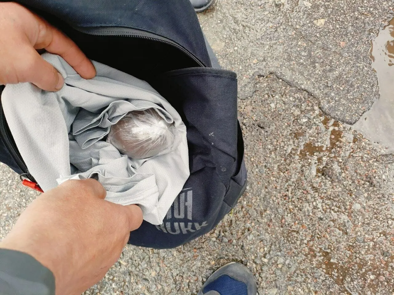 В порту задержали 40‑летнего боцмана: у него изъяли 19,3 г наркотического вещества, спрятанных в полимерном свёртке в упаковке кофе. Возбуждено уголовное дело, подозреваемому грозит до 5 лет лишения свободы и штраф до 500 тыс. рублей.