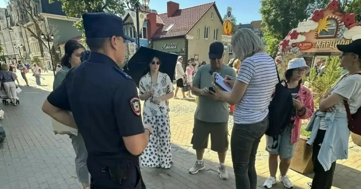 Полиция провела рейд в центре города и на набережной: несколько экскурсоводов работали без подтверждающих документов. На нарушителей составлены административные протоколы.