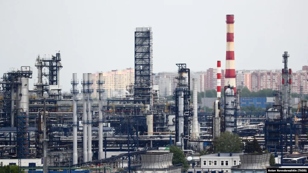 Ночью в Москве загорелся объект Московского НПЗ в Капотне, в станице Полтавской Краснодарского края — нефтебаза. По оперативным данным, пострадавших не зафиксировано, пожары локализуют.