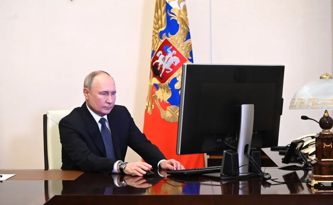 Президент потребовал до 1 июля ввести «белые списки» для сохранения доступа к ключевым сервисам при ограничениях интернета. Ответственность возложена на правительство и ФСБ.