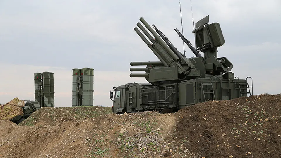 Комплекс, по данным украинского эксперта, может блокировать сигнал терминалов Starlink на площади до 20 км². Описаны принцип работы, зафиксированные случаи уничтожения и меры российских властей по ограничению спутникового оборудования.