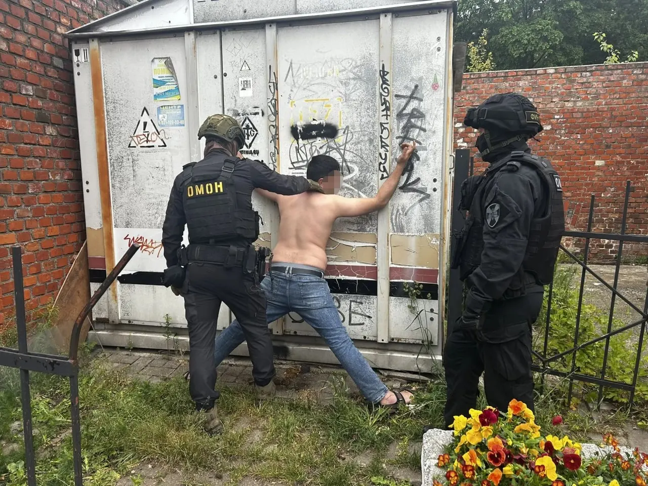 В центре Калининграда двое мужчин 35 и 32 лет устроили потасовку. Полицейские и сотрудники ОМОН Росгвардии задержали участников, обстоятельства происшествия выясняют.