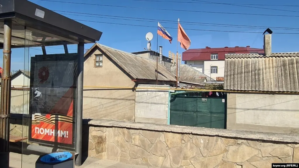 В результате атак беспилотников в Симферополе и других населённых пунктах сообщили о погибших и раненых. Минобороны заявило о сотнях сбитых украинских дронов над несколькими регионами и акваториями.