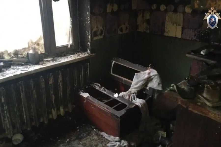 40-летнему мужчине предъявлено обвинение в причинении смерти по неосторожности после пожара в квартире: следствие указывает на неисправную электропроводку и использование повреждённых удлинителей.
