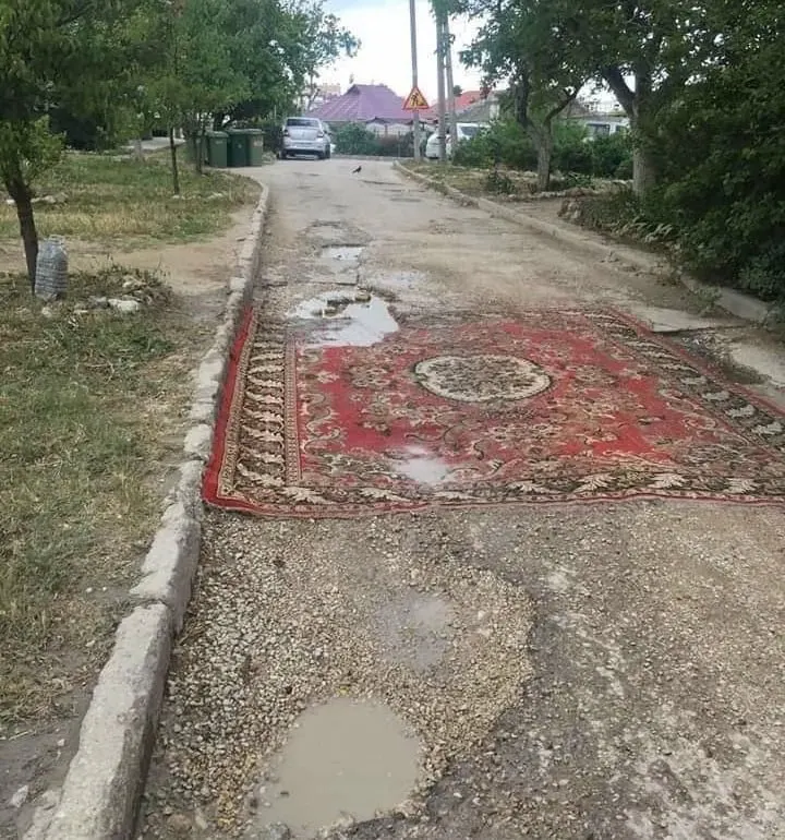 Законопроект предлагает позволить жителям ремонтировать асфальт на дворовых территориях и местных дорогах без согласования; в правительстве инициативу отклонили, заявив, что ремонтом должны заниматься специалисты.