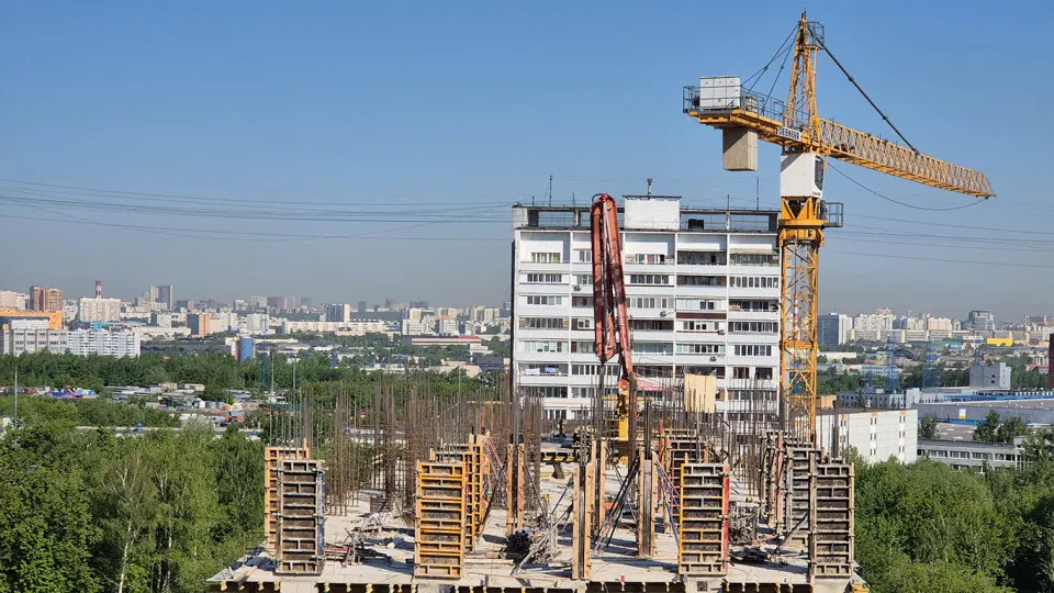 С июля вступают новые правила семейной ипотеки: льготная ставка сохранится только для больших семей или при крупном первоначальном взносе, для семей с одним ребёнком ставки заметно вырастут. Ожидаются сокращение выдач и влияние на рынок новостроек.