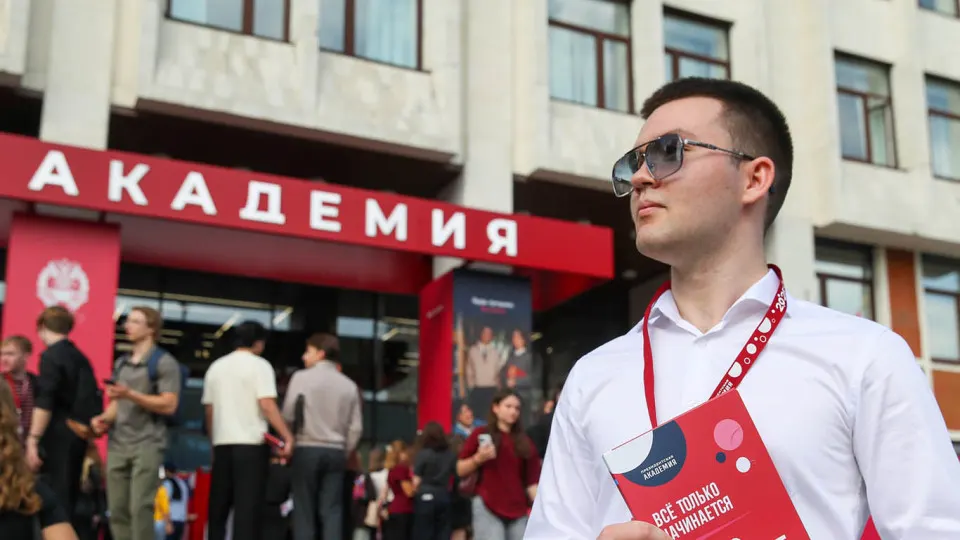 Московским студентам и сотрудникам вузов рассылают предложения вступить в добровольческие отряды для борьбы с БПЛА: год службы, ежемесячные выплаты около 200 тыс. руб., премии и соцгарантии. Вербовочная кампания охватывает десятки вузов и техникумов по всей стране.