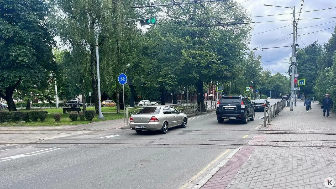 В Калининграде перенастроили два светофора на пересечении Комсомольской и Карла Маркса: они перестали работать синхронно, из‑за чего возникают пробки и заторы, мешающие трамваям и пешеходам.