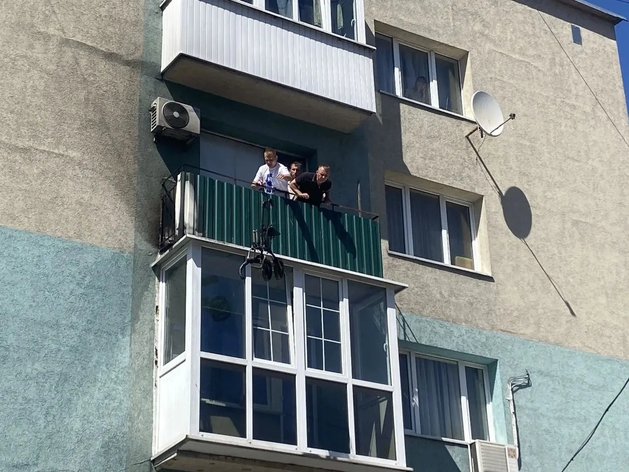 Трое мужчин оперативно потушили возгорание в квартире на улице Великолукской и вывели с балкона загоревшую инвалидную коляску с аккумуляторами — женщину-инвалида спасли до приезда пожарных.
