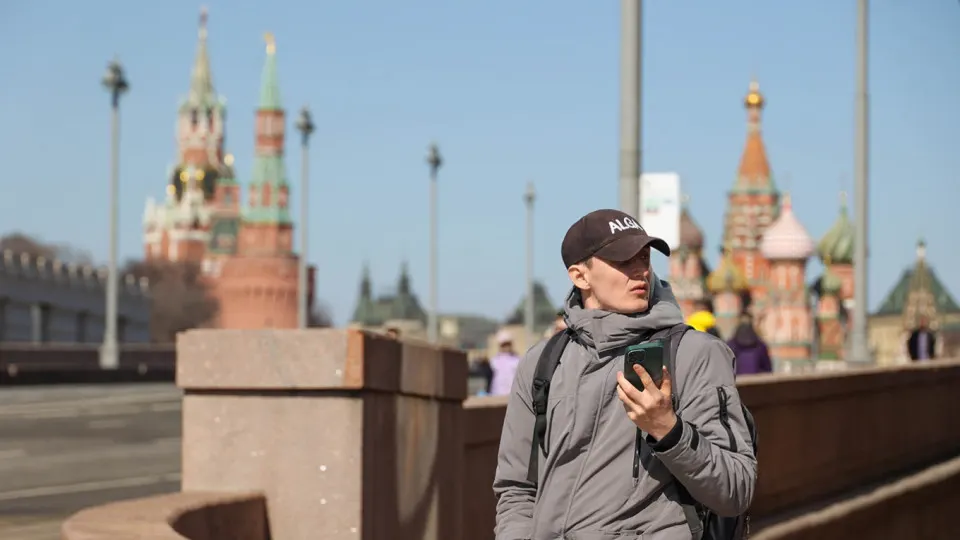 В планах — информационная система с идентификаторами устройств (IMEI): операторы будут передавать коды в течение часа, а SIM‑карты скомпрометированных или запрещённых телефонов отключать. Ожидаемая дата вступления правил — 1 марта 2027 года.