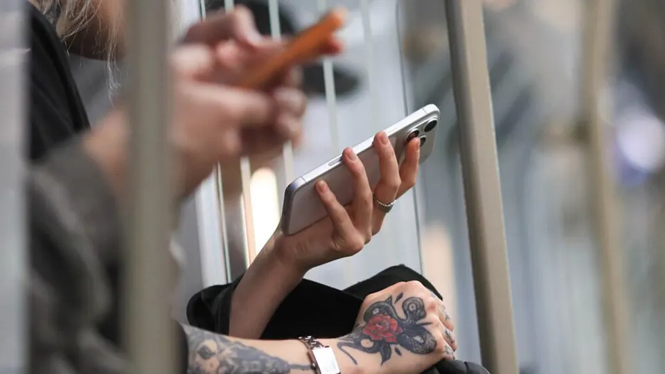 В новой редакции законопроекта исключили норму о подтверждении «значимых действий» через госмессенджер Max. Документ дополнили мерами по возмещению ущерба жертвам мошенничества и ограничениями для борьбы с подменой SIM‑карт.