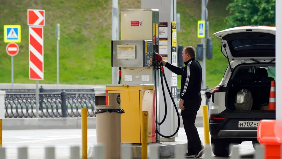 Назначенный властями Крыма глава региона сообщил о фиксированных тарифах на бензин и дизель с 13 июня. Решение принято на фоне дефицита и резкого роста цен, вызванного ударами по маршрутам и объектам снабжения.