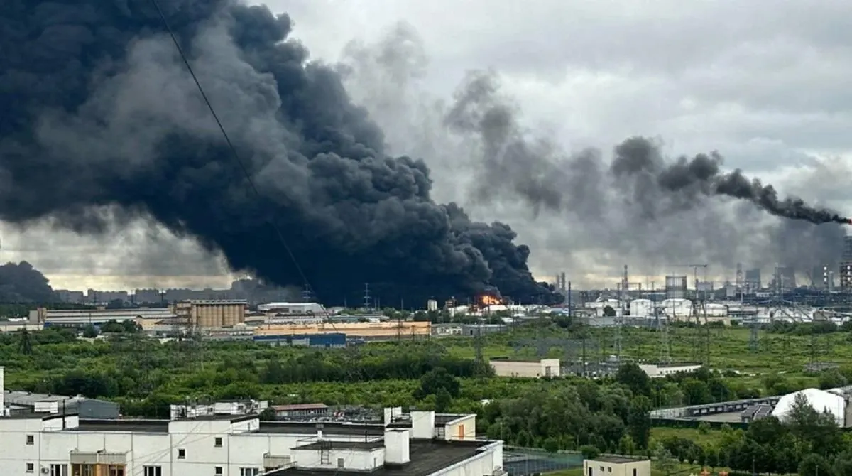 Атаки на нефтеперерабатывающие заводы сократили выпуск бензина и вызвали дефицит в ряде регионов, но основной удар по доходам федерального бюджета нанесло резкое снижение мировых цен на нефть после разблокирования Ормузского пролива.