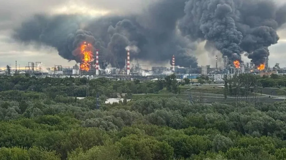 Из‑за серии ударов по нефтеперерабатывающим заводам выпуск топлива в России заметно упал: в мае снижение составило 13,5% в годовом выражении. Это уже привело к перебоям с поставками, ограничениям на покупку и ускорению инфляции.