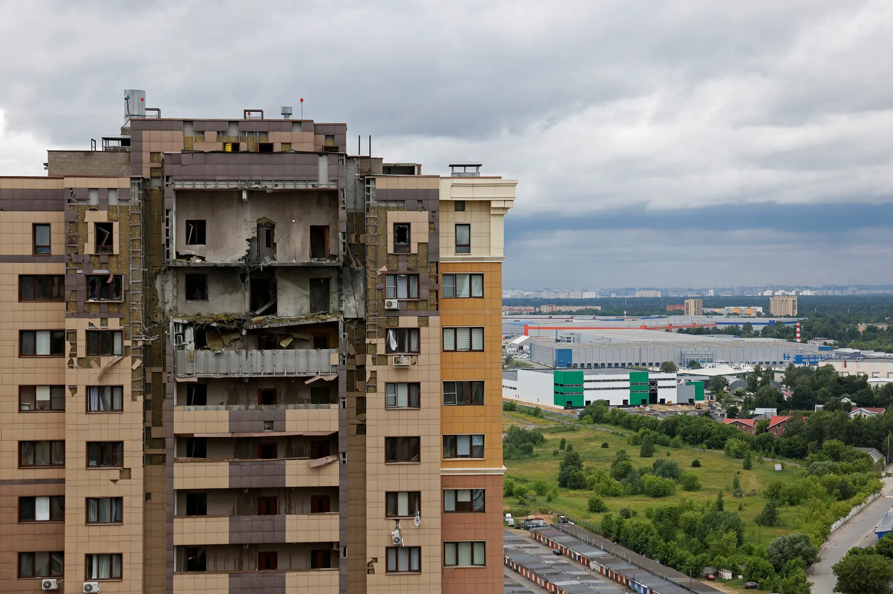 18 июня в Московской области в результате атаки беспилотников погибла восьмилетняя девочка. Повреждены 18 жилых домов, пострадали несколько человек, в регионе идут работы по ликвидации последствий.