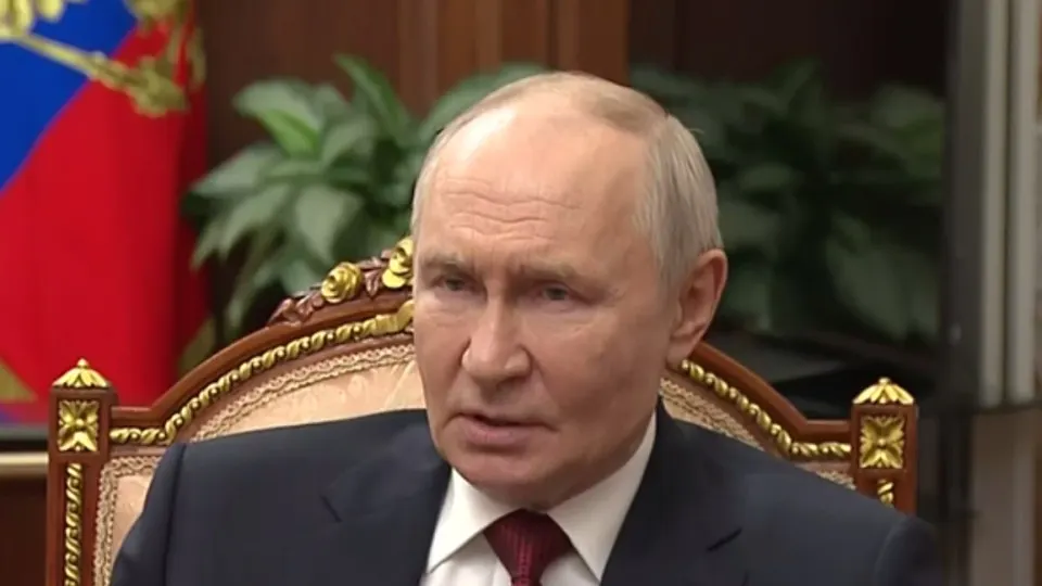 Президент РФ сообщил, что Украина предложила прекратить дальние удары и ограничить боевые действия четырьмя оккупированными регионами; Москва отвергает такую инициативу и называет её попыткой спасти силы ВСУ.