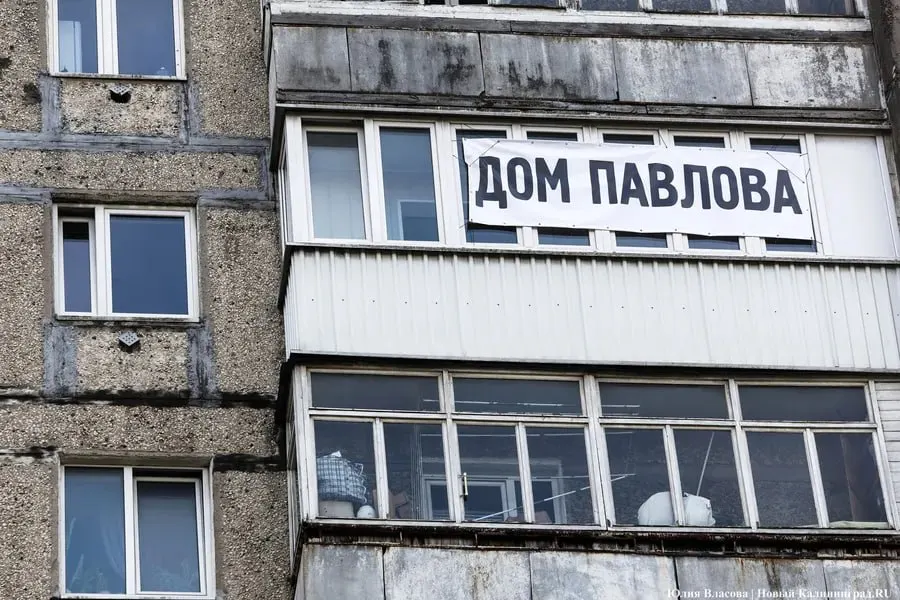 Жителей дома №68 по Московскому проспекту вызвали в отдел муниципального контроля после появления на фасаде баннера «Дом Павлова». Власти требуют временного выселения из‑за аварийного соседнего здания; жильцы жалуются на отключение воды и электричества и оспаривают действия мэрии в суде.