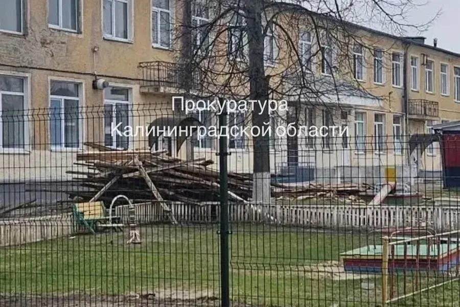 В апреле надзорные органы зафиксировали, что в детском саду №5 в Гусеве проводились ремонтные работы в присутствии детей. По результатам проверки учреждению назначен штраф в 30 тысяч рублей.
