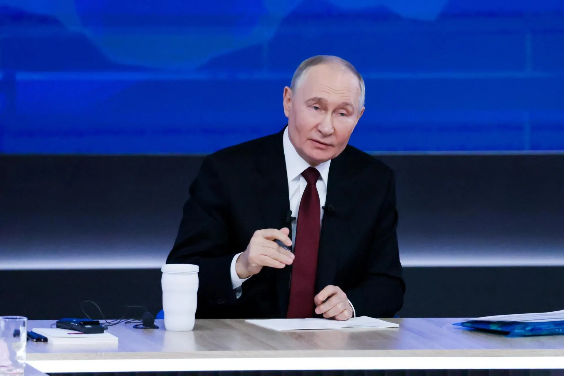 Президент заявил о планах нарастить численность медперсонала, строить новые больницы и повышать престиж медицинских профессий, конкретные сроки и бюджет не уточнены.