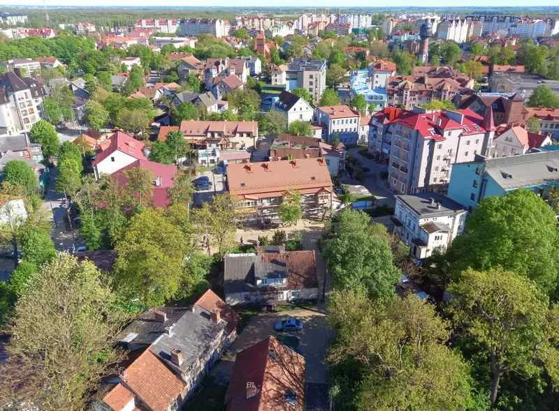 Зеленоградск и Пионерский попали в топ‑10 по средней цене за ночь в июле: порядка 9,3 тыс. ₽ и 7,5 тыс. ₽ соответственно. Другие курорты региона тоже подорожали, но туристический спрос остаётся высоким.