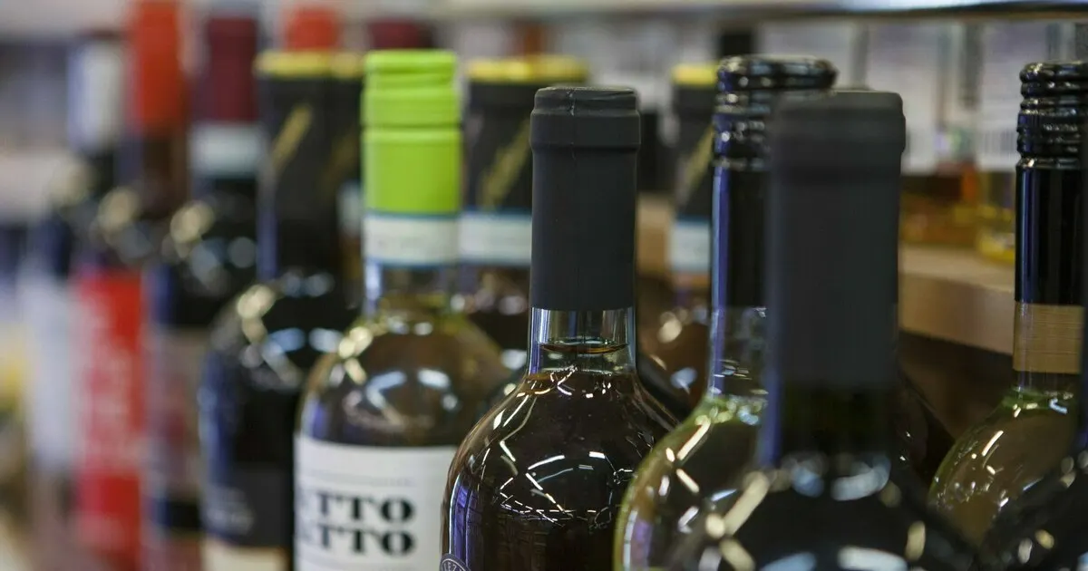 В Калининградской области 27 июня действует запрет на продажу алкогольных напитков в связи с празднованием Дня молодёжи. Решение закреплено областным законом; похожие ограничения действуют и в других регионах.