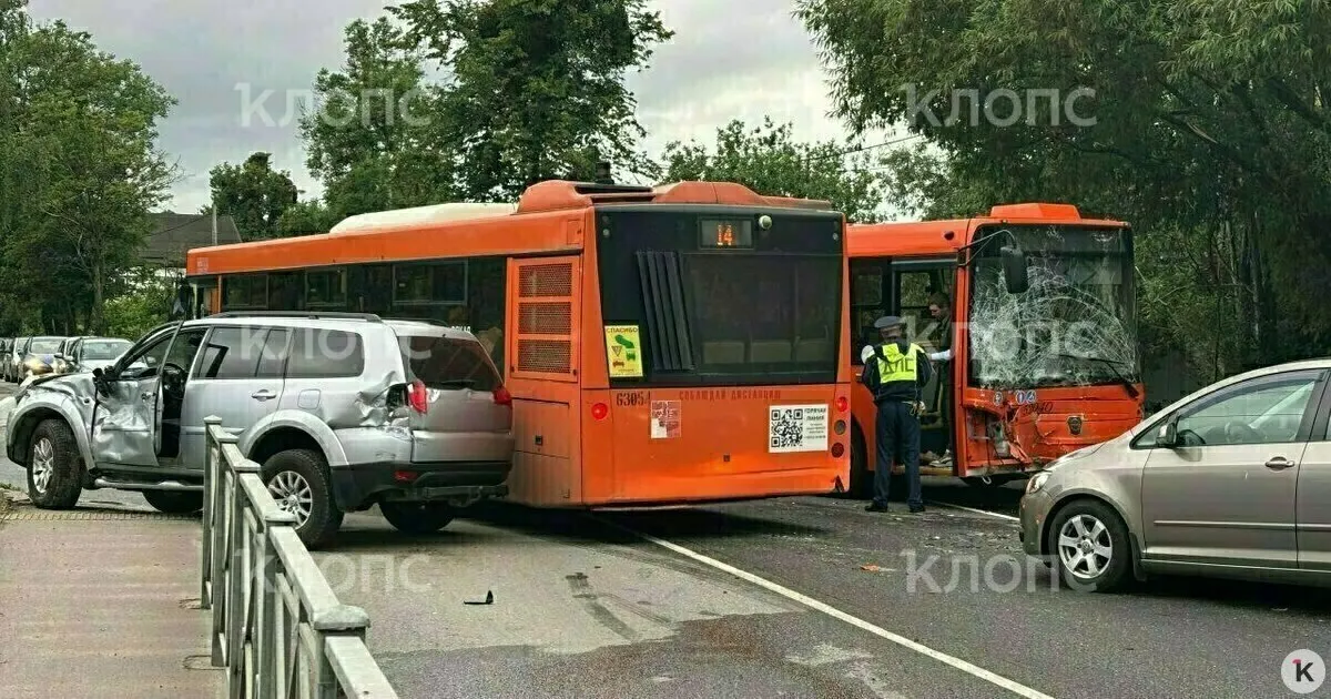 ДТП вечером 11 июня: внедорожник вылетел на обочину, у автобуса повреждено лобовое стекло. О пострадавших не сообщается, на месте работает ДПС.