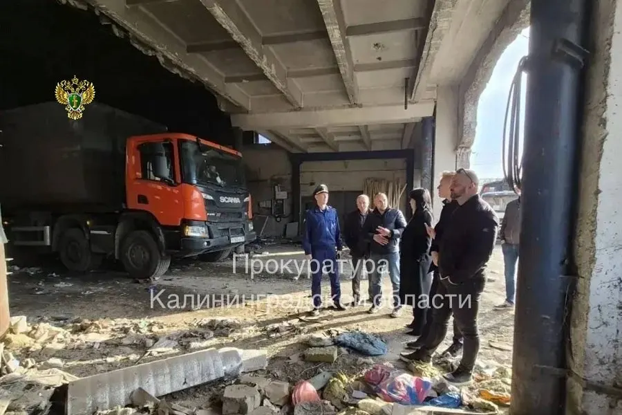 Прокуратура Калининграда обнаружила нарушения при обращении с отходами на станции на улице Туруханской: отходы складировали вне контейнеров, территория загрязнена, отсутствует проект санитарно‑защитной зоны. Руководству внесено представление, виновные привлечены к ответственности, устранение нарушений находится под контролем прокурорских органов.