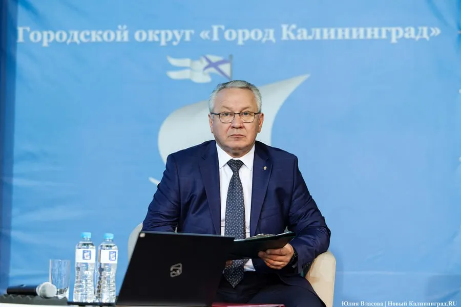 На итоговом заседании горсовета 30 июня председатель Олег Аминов несколько раз повысил голос в адрес депутатов‑коммунистов. Он отвергает обвинения в унижении достоинства и объяснил, как готовятся и обсуждаются вопросы повестки.