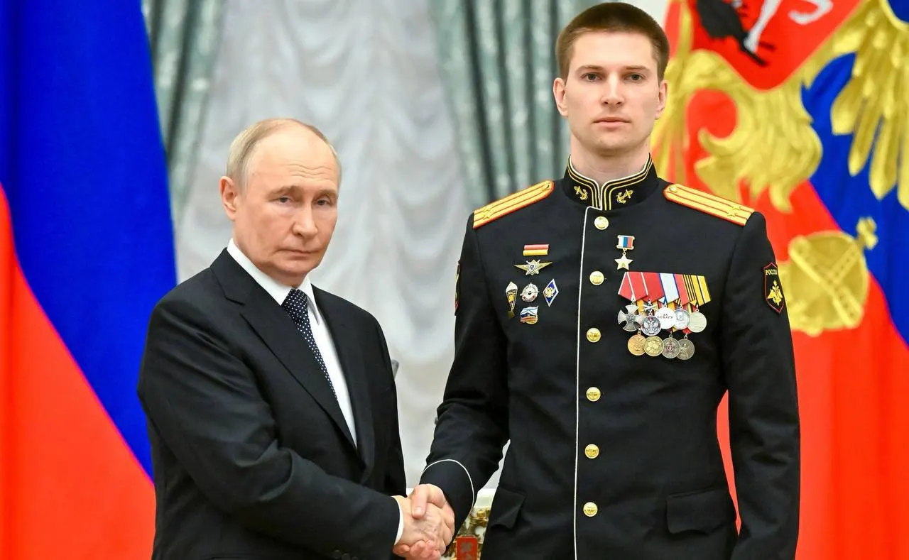 В Кремле президент наградил подполковника Ивана Берестовского званием Героя России за героизм в ходе специальной военной операции.