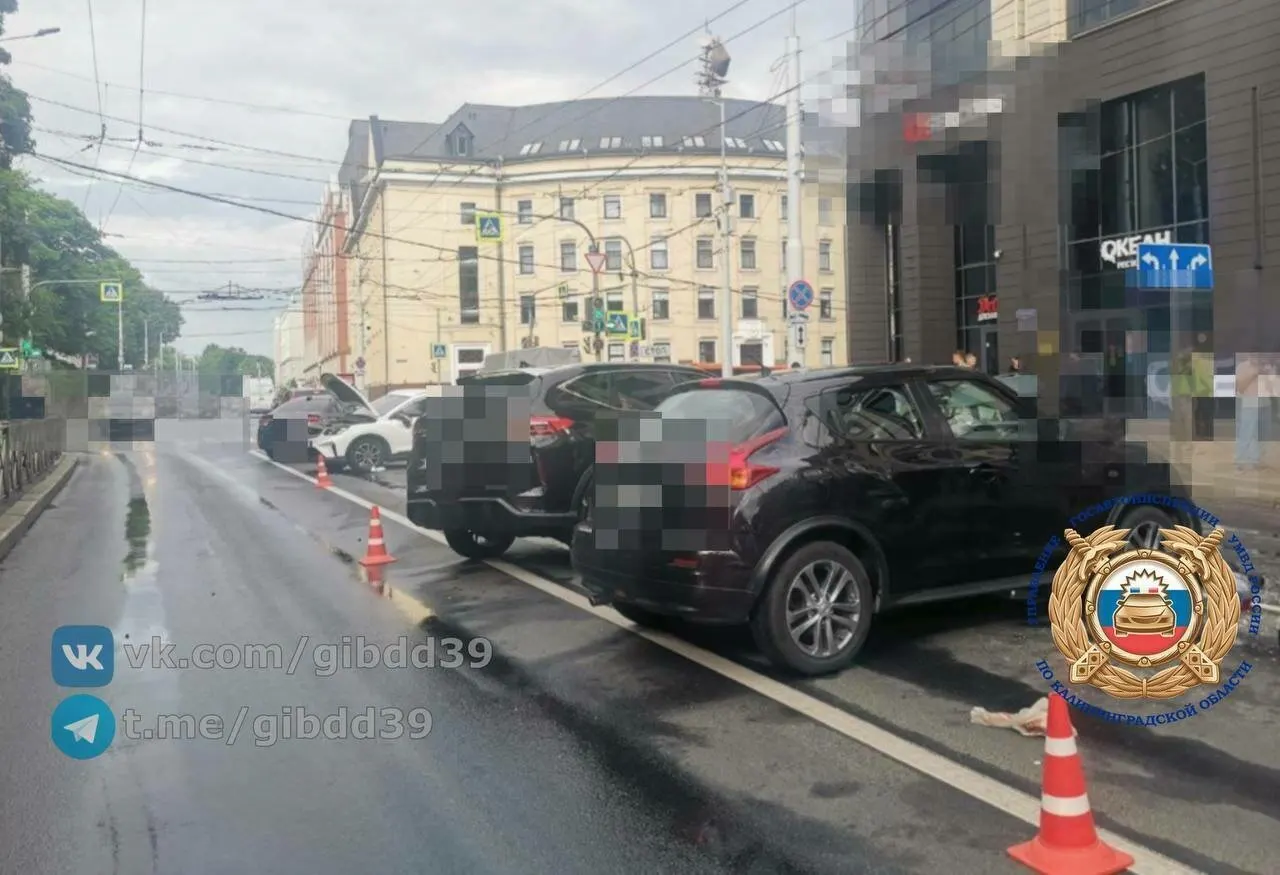 В&nbsp;Калининграде у&nbsp;Морского бизнес‑центра столкнулись шесть машин, двое пострадали