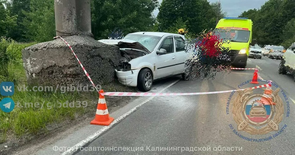 Вечером 18 июня на Куршской косе и в Калининграде произошли два отдельных ДТП: на трассе автомобиль съехал в кювет и врезался в дерево, в другом случае машина врезалась в опору фонаря. В обоих инцидентах люди погибли.