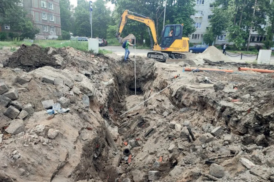 Специалисты просят проверить законность работ у дома №6: экскаваторы роют котлованы глубже двух метров в историческом районе, где возможен культурный слой XIV века.