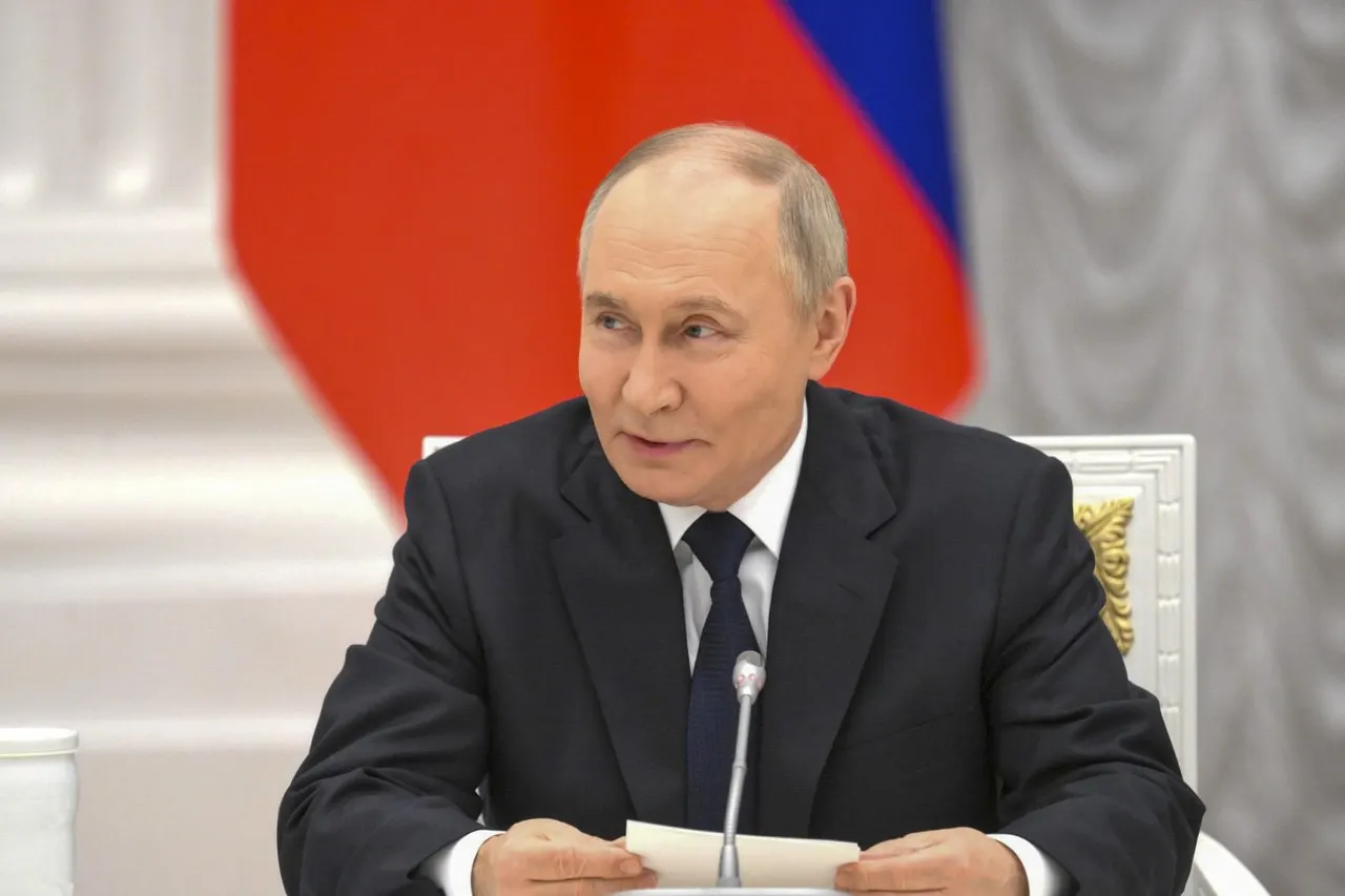 Во время общения с журналистами президент заявил, что у России есть все возможности ответить тем, кто попытается атаковать российские базы ПВО в Калининградской области. Комментарий прозвучал в ответ на слова министра иностранных дел Литвы.