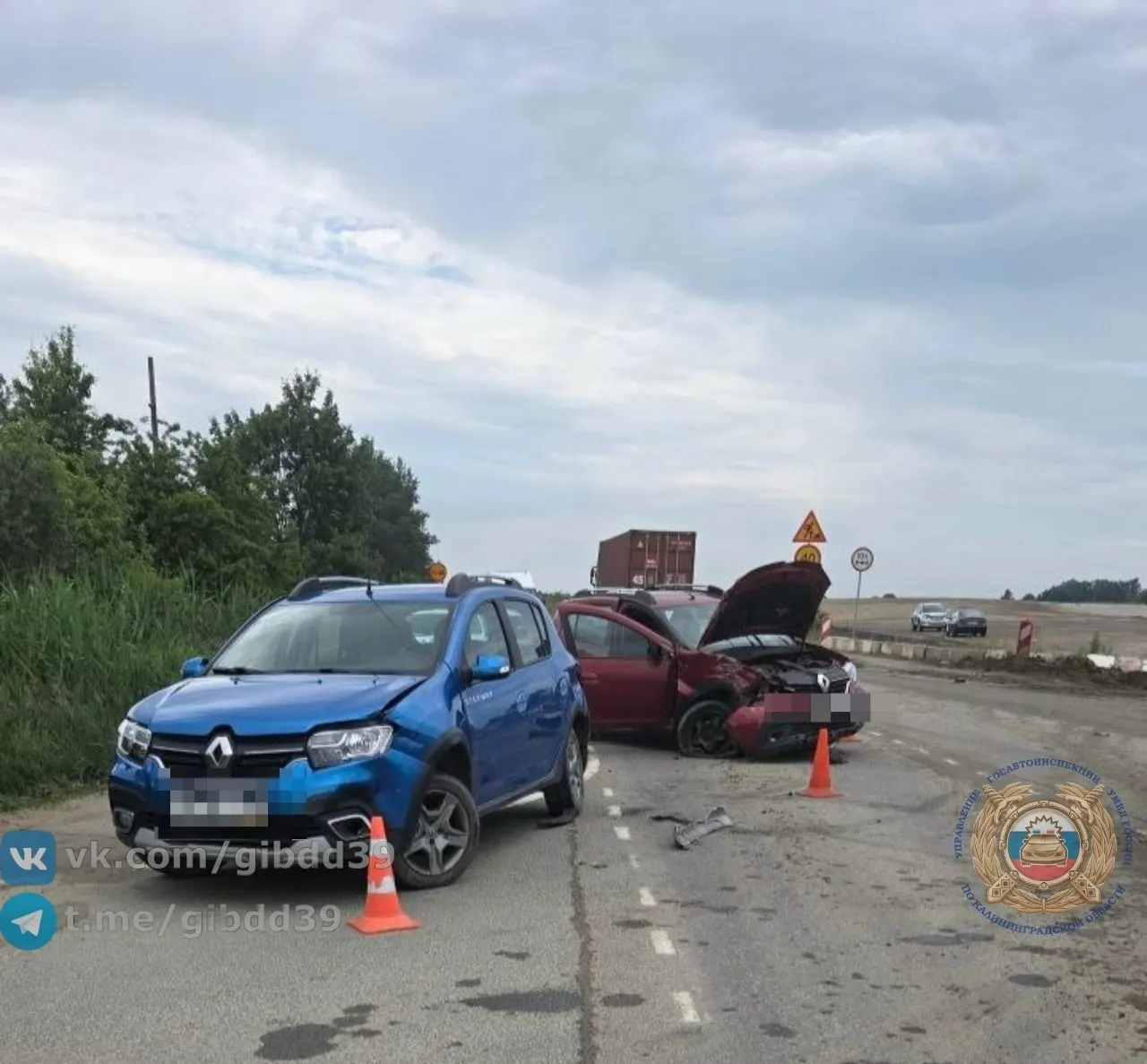 На улице Совхозной Renault при выезде на главную дорогу столкнулась с грузовиком Foton с полуприцепом и отброшена на ещё одну легковушку. Пострадала пассажирка, её доставили в больницу, правоохранители проводят проверку.