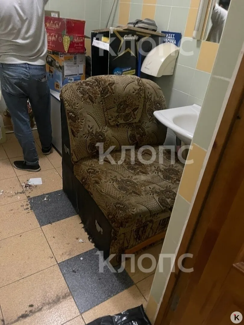 Посетительница не смогла воспользоваться санузлом для людей с ограниченными возможностями: помещение было закрыто, внутри — грязь и тараканы. В администрации торгового центра заявили о планах по ремонту.