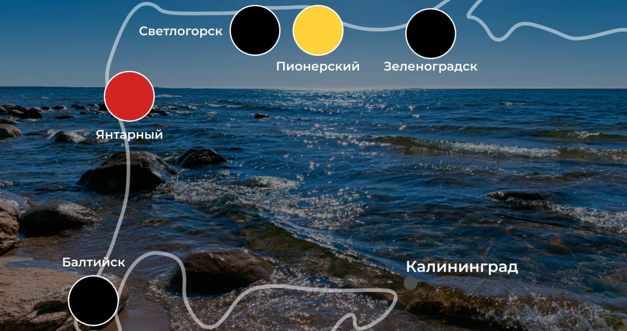 Во вторник на побережье наблюдаются шторм, сильный ветер и отбойное течение. В ряде курортов действует запрет на купание; температура воды +13…+15 °C.