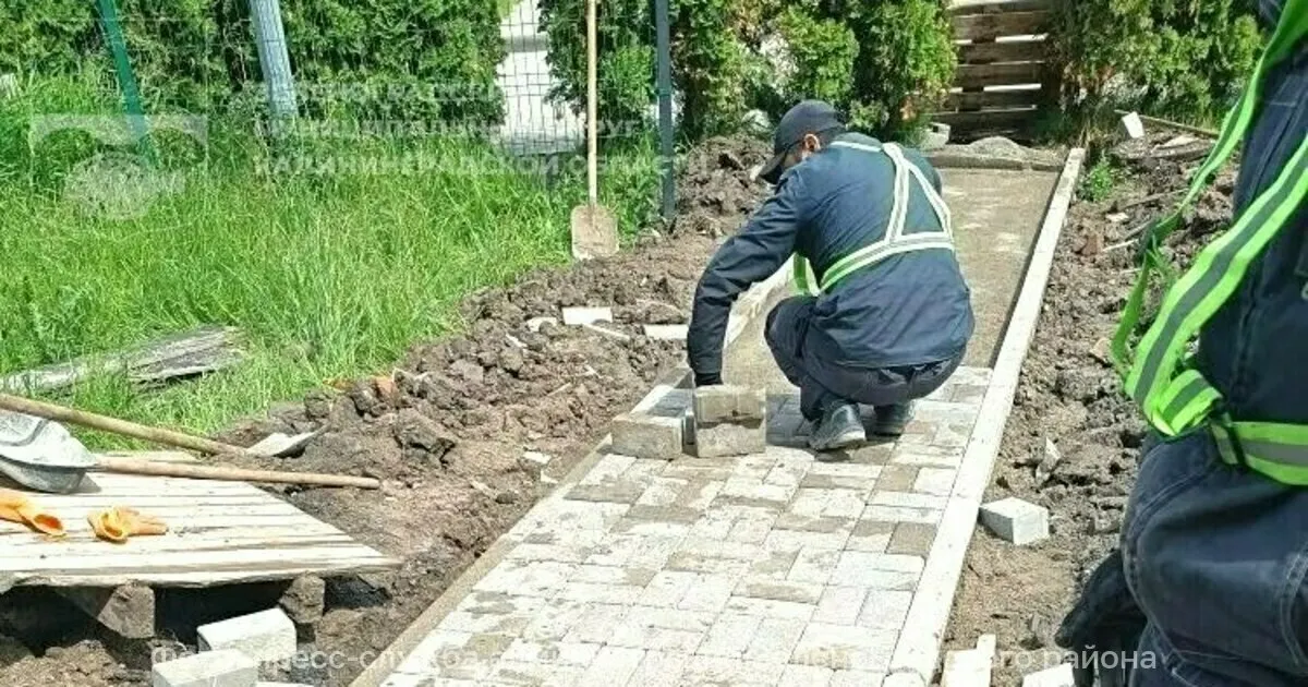 Дорожку, протоптанную жителями от новостроек до спорткомплекса «Янтарь», выложили плиткой — путь стал твёрдым, удобным и безопасным при любой погоде, сообщили в муниципальном учреждении «Благоустройство».