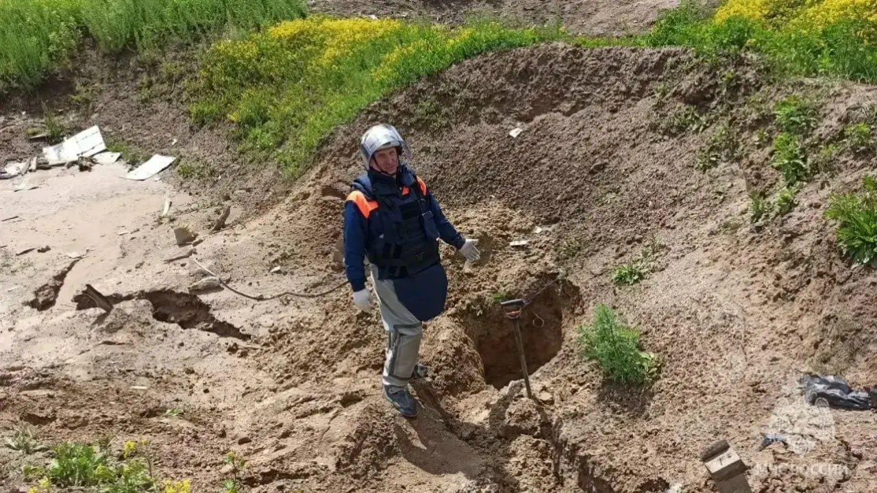 В карьере под посёлком Ново-Каменское нашли 41 кумулятивную авиационную бомбу по 4 кг, ещё одну 50‑кг фугасную боеприпас обнаружили возле Знаменки при сельхозработах. Все находки вывезли и уничтожили на полигоне. С начала 2026 года в регионе обезврежено 19 751 взрывоопасный предмет, в том числе 87 авиабомб.