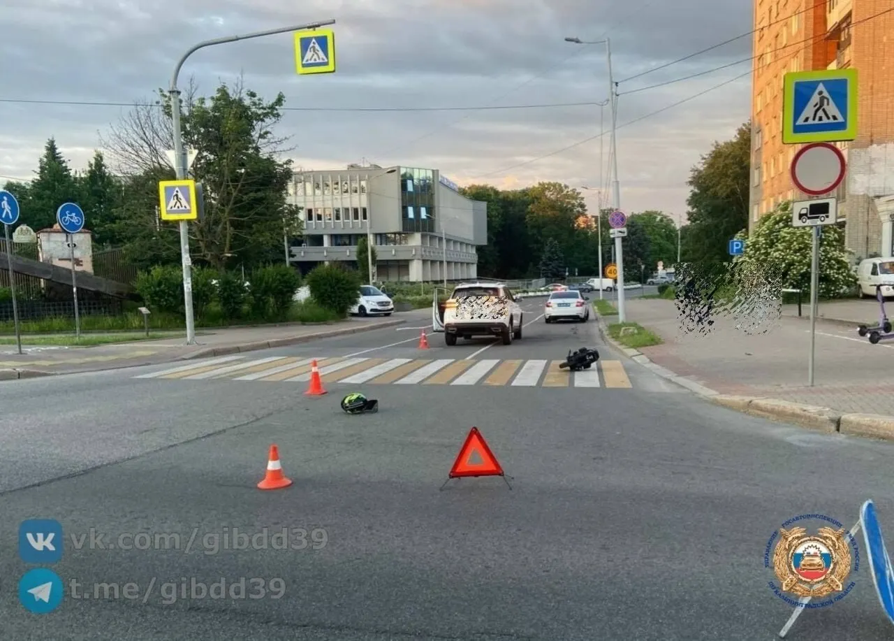 Автомобилист при левом повороте не уступил дорогу у пешеходного перехода; 21-летнего пострадавшего госпитализировали, обстоятельства выясняют инспекторы.