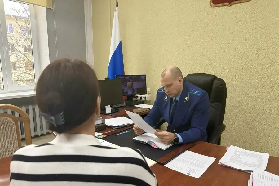 Надзорное ведомство обратилось в суд с иском к организации, ответственной за содержание дорожного покрытия, после того как пенсионерка поскользнулась на тротуаре и получила травму головы; иск о взыскании морального вреда на 300 тыс. рублей находится на рассмотрении.