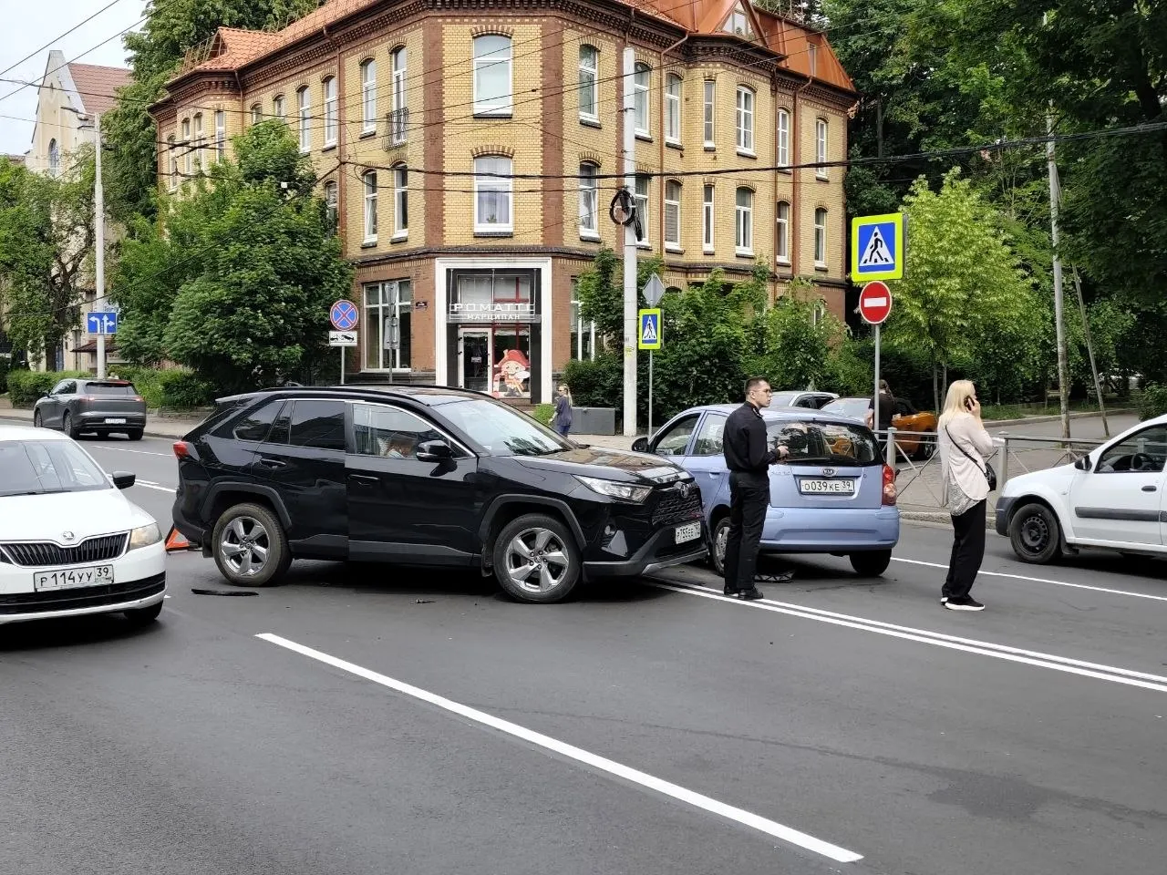 На повороте на улицу Пугачева столкнулись три автомобиля. Движение на проспекте Мира затруднено в обе стороны, подробности уточняются.