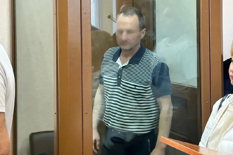 Ленинградский районный суд признал предпринимателя виновным в вымогательстве 15 млн рублей у учредителя строительной фирмы, угрозах, разбое и поджоге имущества; назначено 10 лет колонии строгого режима.