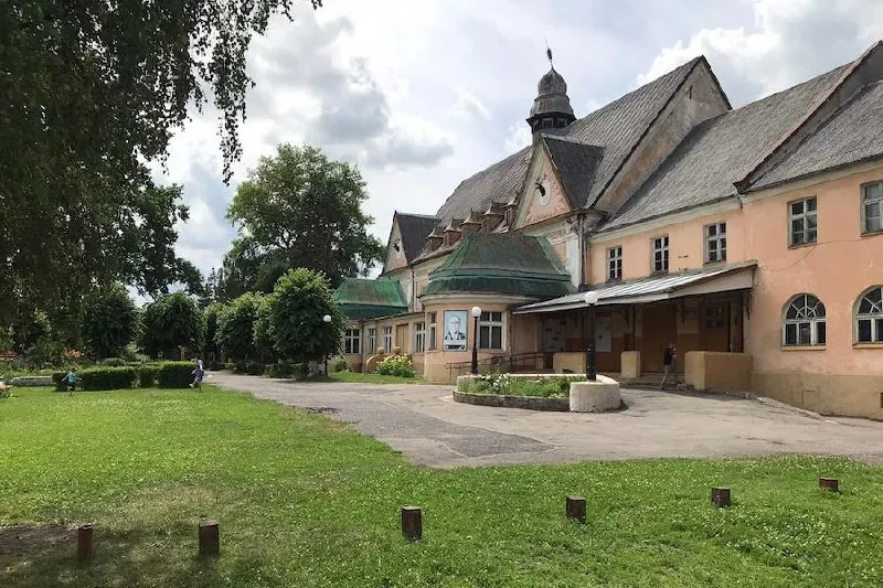 Научно-производственный центр по охране памятников Калининградской области объявил конкурс на ремонт исторического здания в Гусеве. Максимальная цена контракта — 90,76 млн рублей; заявки принимают до 22 июня, работы должны быть завершены к концу 2027 года.