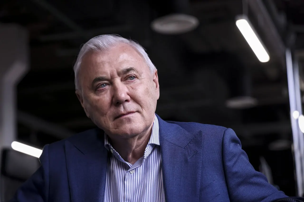 Закон планируют принять до 20 июля с вступлением в силу 1 сентября 2026 года. В проекте учтены пожелания рынка: для участников ВЭД смягчили требования отчётности, вводятся некастодиальные кошельки с лимитом 100 тыс. руб. и обязательной отчётностью в ФНС.