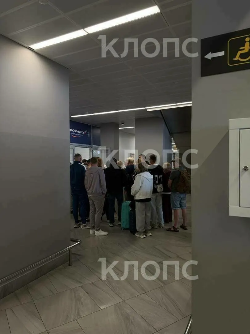 В аэропорту Калининграда отстают несколько вылетов и прилётов: четыре вылета в Москву и Петербург, а также 11 прибытий из тех же городов и из Екатеринбурга. Задержки составляют от 25 минут до четырёх часов; пассажиров просят заранее проверять статус рейса.