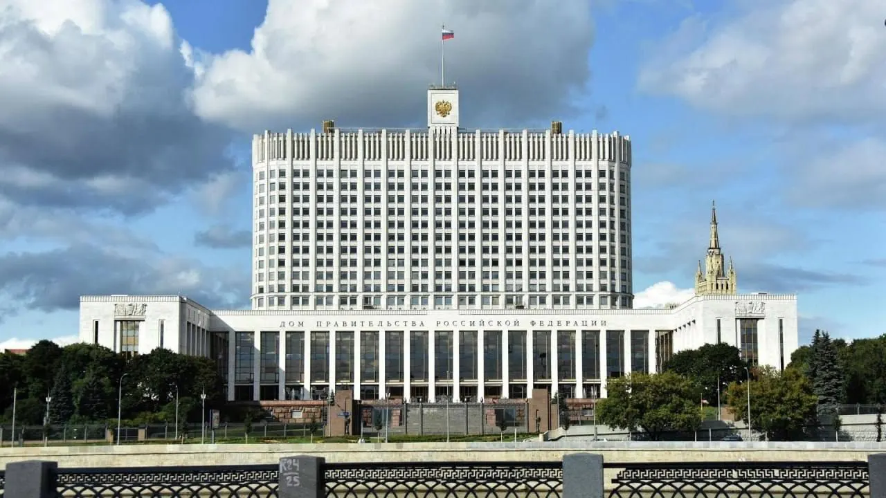 В Госдуму внесён законопроект о полной или частичной компенсации утильсбора для семей с тремя и более детьми. Правительство критикует инициативу из‑за дополнительных бюджетных расходов и неуказанных источников финансирования.